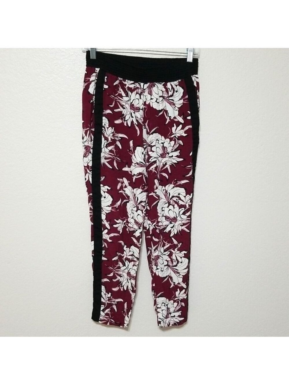 Zara women pants Size Small, lightweight, two side pockets.